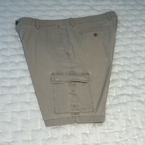Tommy Bahama cargo shorts 
Size 40